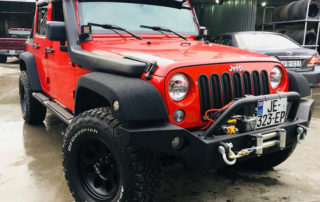 Защита накладок на колесные арки полимерным покрытием Line-X от сколов и царапин.