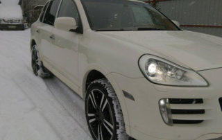 Защита порогов, бампера и задней двери внедорожника Porsche Cayenne полимерным покрытием Line-X от царапин и ржавчины.