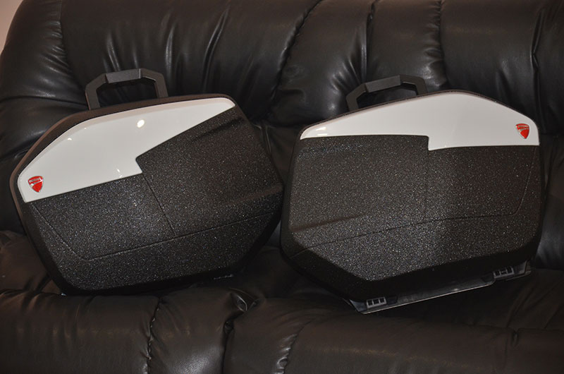 Армлайн: защита кофров для мотоцикла Ducati полимерным покрытием Line-X от ударов и царапин