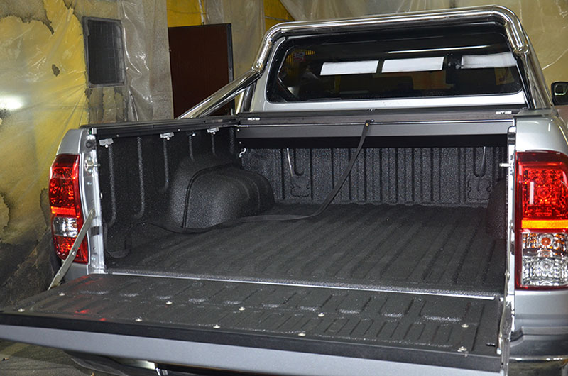 Защита грузового отдела пикапа Toyota Hilux полимерным покрытием Line-X от царапин и ржавчины