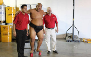 Пластиковые стаканчики, обработанные защитным полимерным покрытием Line-X, выдерживают вес борца сумо!