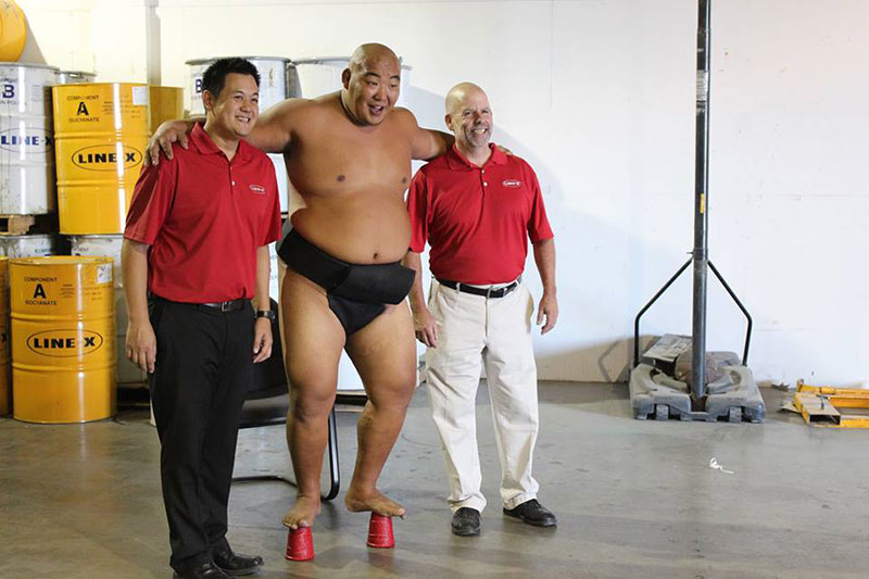 Пластиковые стаканчики, обработанные защитным полимерным покрытием Line-X, выдерживают вес борца сумо! 