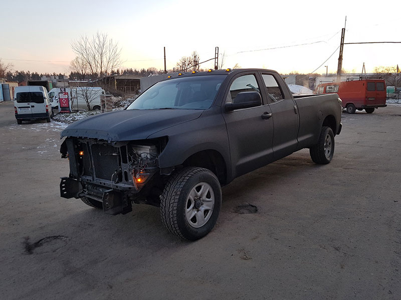 Восстановление полноприводного пикапа Toyota Tundra после ДТП, окраска кузова и аксессуаров защитным полимерным покрытием Line-X