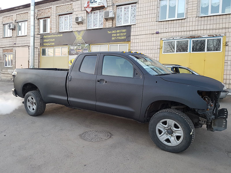 Восстановление полноприводного пикапа Toyota Tundra после ДТП, окраска кузова и аксессуаров защитным полимерным покрытием Line-X