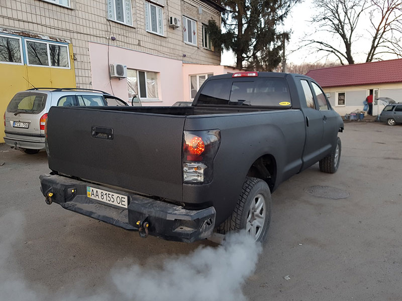 Восстановление полноприводного пикапа Toyota Tundra после ДТП, окраска кузова и аксессуаров защитным полимерным покрытием Line-X