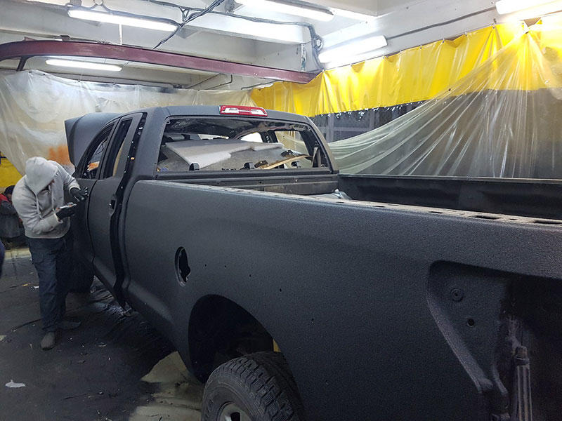 Восстановление полноприводного пикапа Toyota Tundra после ДТП, окраска кузова и аксессуаров защитным полимерным покрытием Line-X