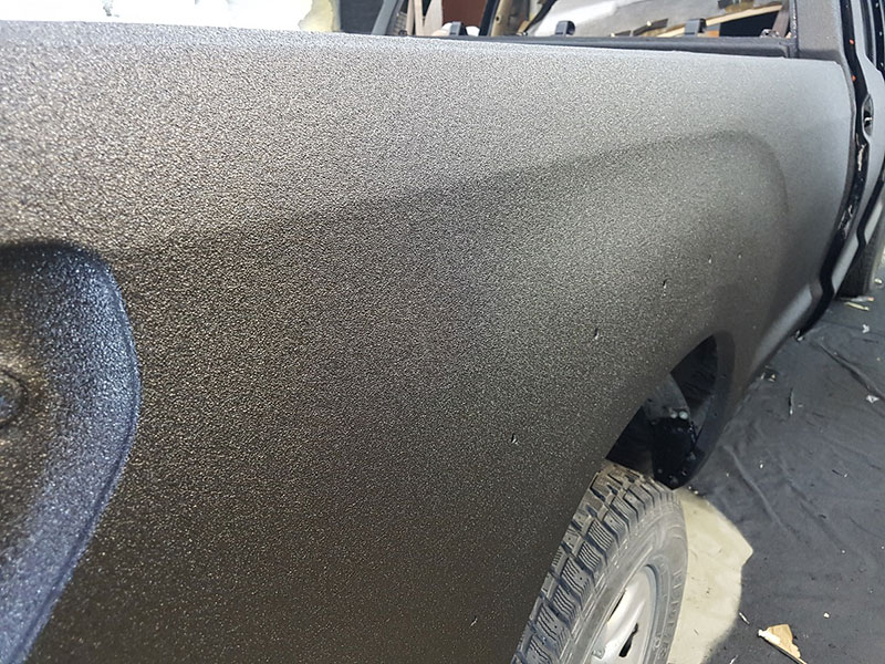 Восстановление полноприводного пикапа Toyota Tundra после ДТП, окраска кузова и аксессуаров защитным полимерным покрытием Line-X