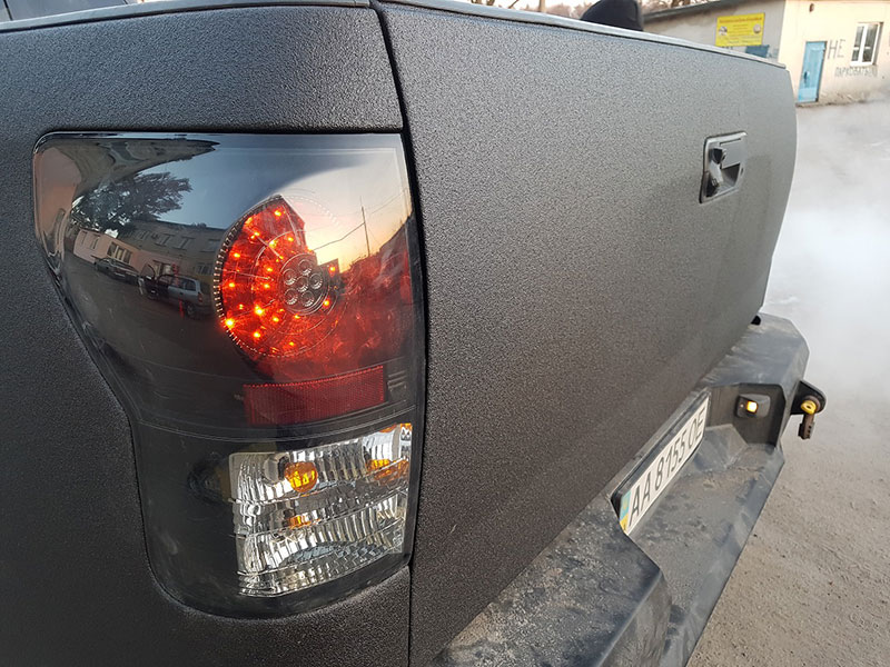 Восстановление полноприводного пикапа Toyota Tundra после ДТП, окраска кузова и аксессуаров защитным полимерным покрытием Line-X