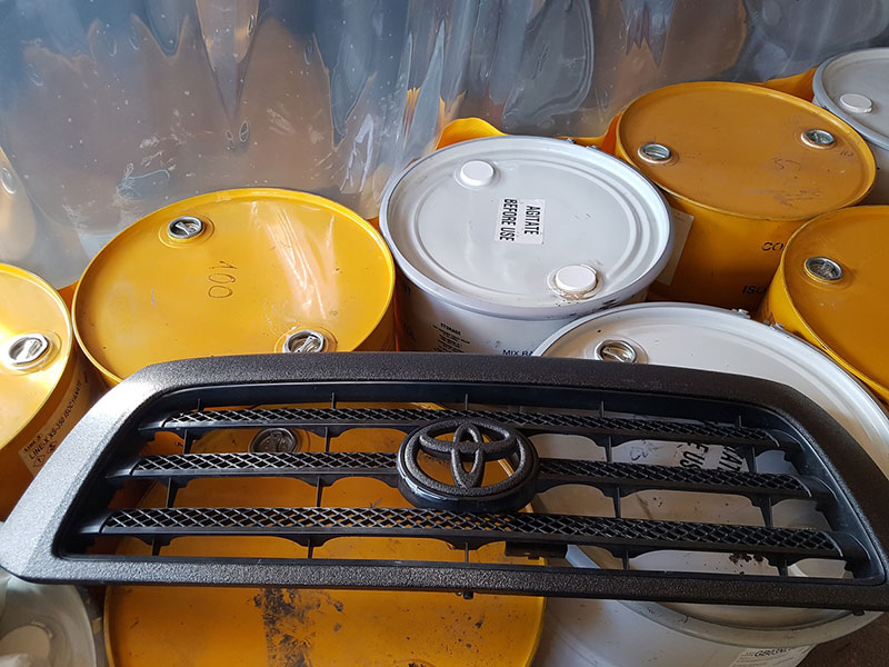 Восстановление полноприводного пикапа Toyota Tundra после ДТП, окраска кузова и аксессуаров защитным полимерным покрытием Line-X