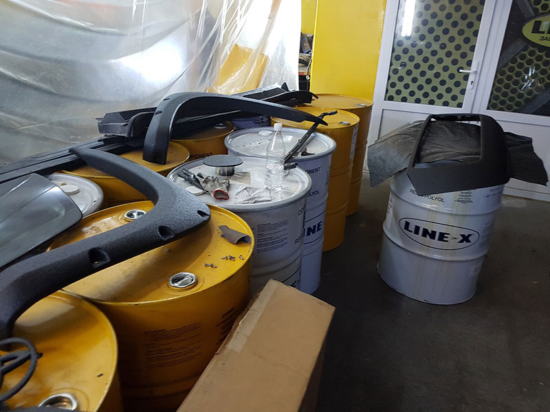 Восстановление полноприводного пикапа Toyota Tundra после ДТП, окраска кузова и аксессуаров защитным полимерным покрытием Line-X