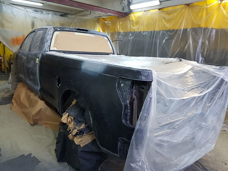 Восстановление полноприводного пикапа Toyota Tundra после ДТП, окраска кузова и аксессуаров защитным полимерным покрытием Line-X