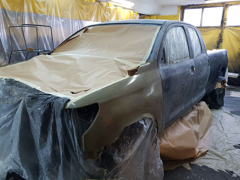 Восстановление полноприводного пикапа Toyota Tundra после ДТП, окраска кузова и аксессуаров защитным полимерным покрытием Line-X