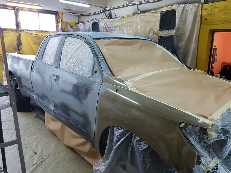 Восстановление полноприводного пикапа Toyota Tundra после ДТП, окраска кузова и аксессуаров защитным полимерным покрытием Line-X