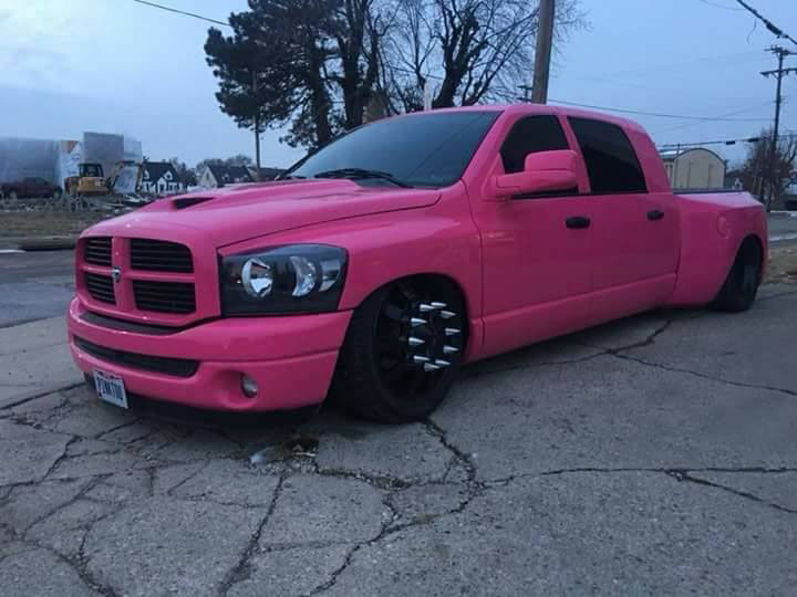 Защита грузового отделения пикапа полимерным покрытием Line-X от царапин и истирания.