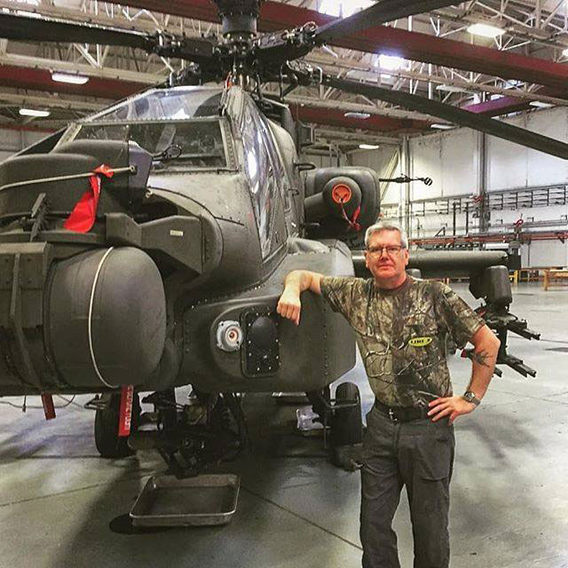 Защита вертолета Апач (AH-64 Apache) полимерным покрытием Line-X от мелких механических повреждений, снижение радиолокационной заметности 