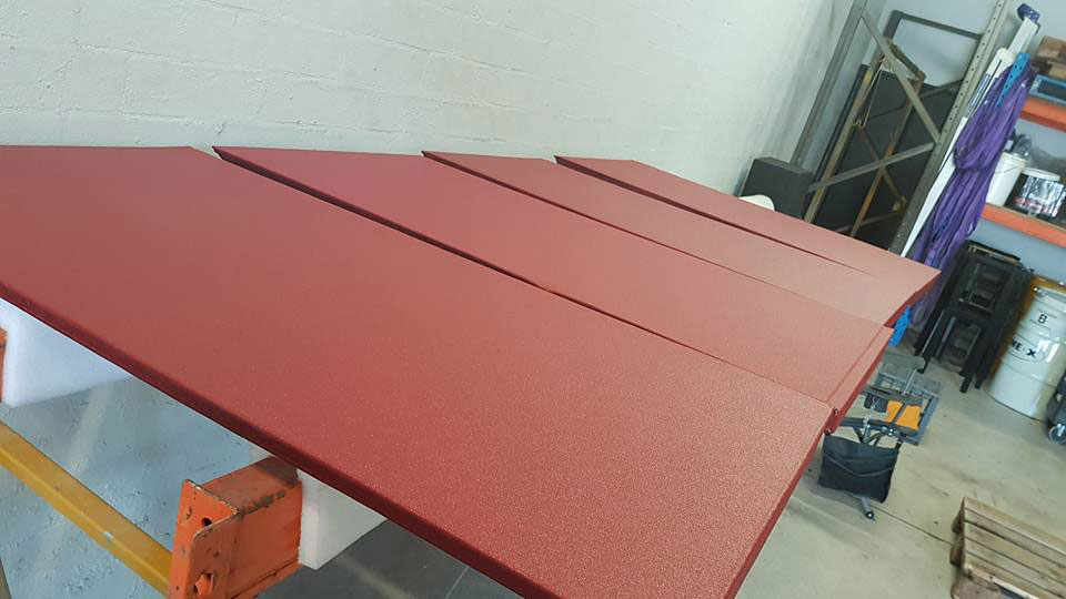 Защита мебели для заведений общепита полимерным покрытием Line-X от механических повреждений, гидроизоляция