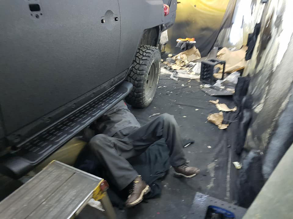 Защита кузова внедорожника Toyota FJ Cruiser полимерным покрытием Line-X от ударов, царапин и ржавчины