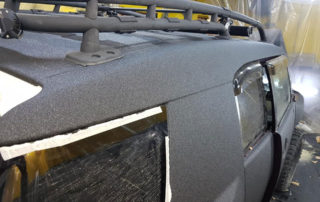 Защита кузова внедорожника Toyota FJ Cruiser полимерным покрытием Line-X от ударов, царапин и ржавчины