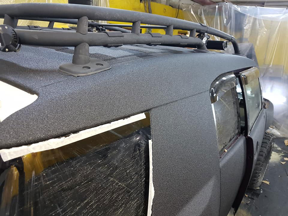 Защита кузова внедорожника Toyota FJ Cruiser полимерным покрытием Line-X от ударов, царапин и ржавчины