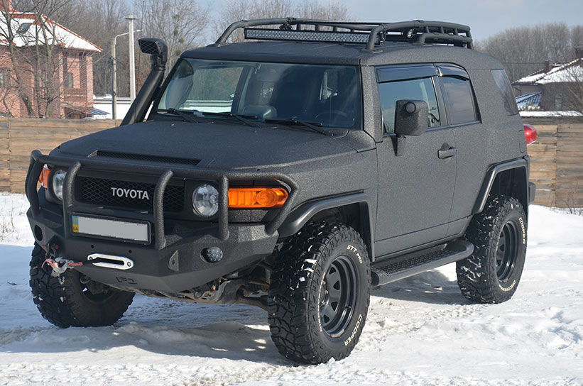 Защита кузова внедорожника Toyota FJ Cruiser полимерным покрытием Line-X от царапин и коррозии