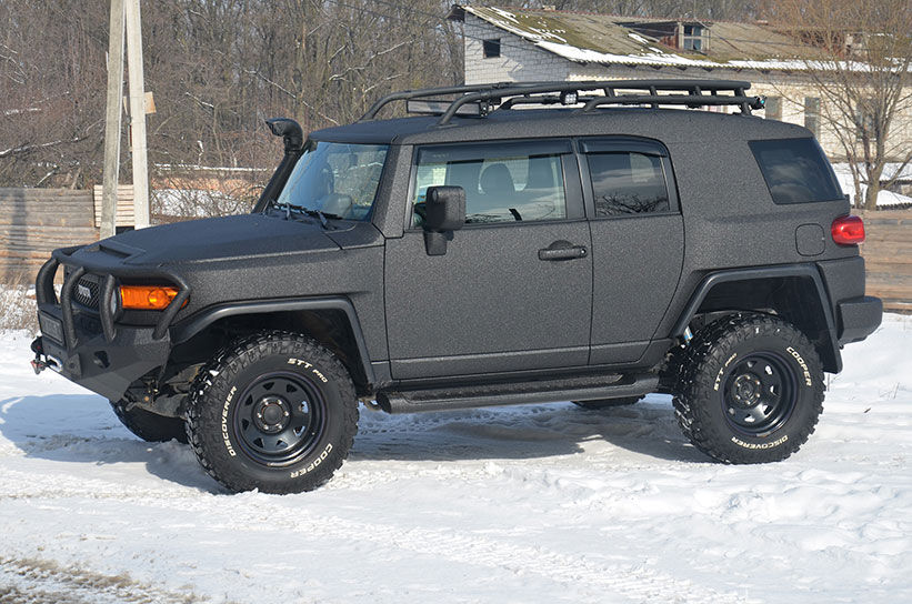 Защита кузова внедорожника Toyota FJ Cruiser полимерным покрытием Line-X от царапин и коррозии