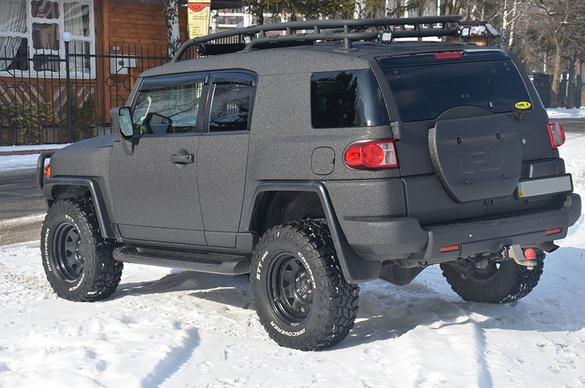 Защита кузова внедорожника Toyota FJ Cruiser полимерным покрытием Line-X от царапин и коррозии