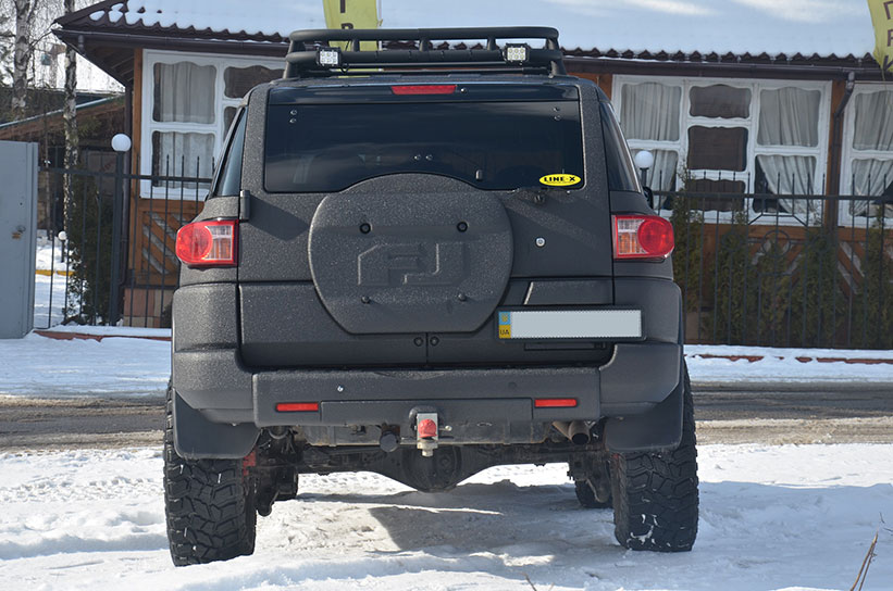 Защита кузова внедорожника Toyota FJ Cruiser полимерным покрытием Line-X от царапин и коррозии