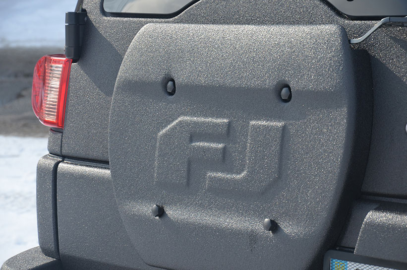 Защита кузова внедорожника Toyota FJ Cruiser полимерным покрытием Line-X от царапин и коррозии