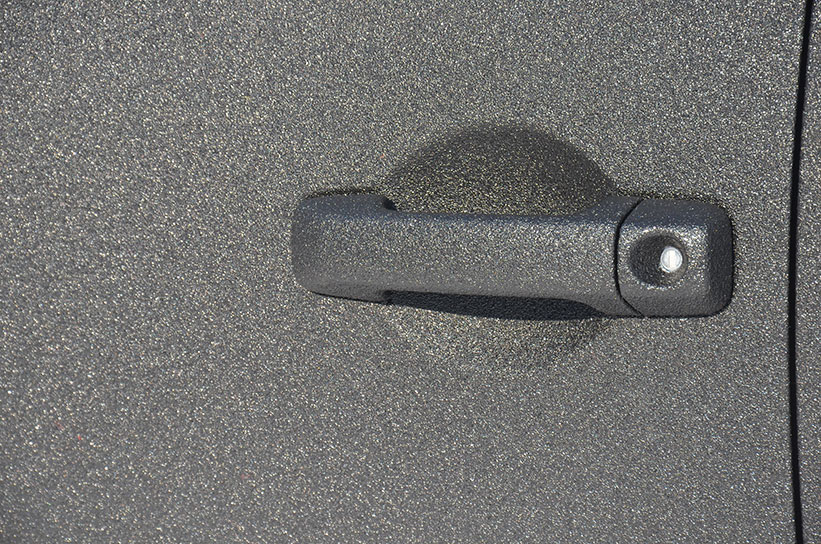 Защита кузова внедорожника Toyota FJ Cruiser полимерным покрытием Line-X от царапин и коррозии