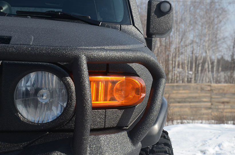 Защита кузова внедорожника Toyota FJ Cruiser полимерным покрытием Line-X от царапин и коррозии