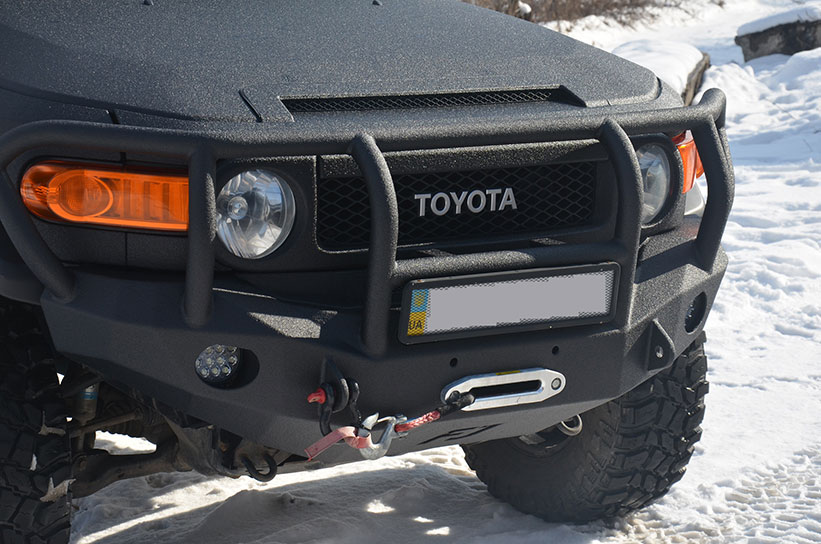 Защита кузова внедорожника Toyota FJ Cruiser полимерным покрытием Line-X от царапин и коррозии