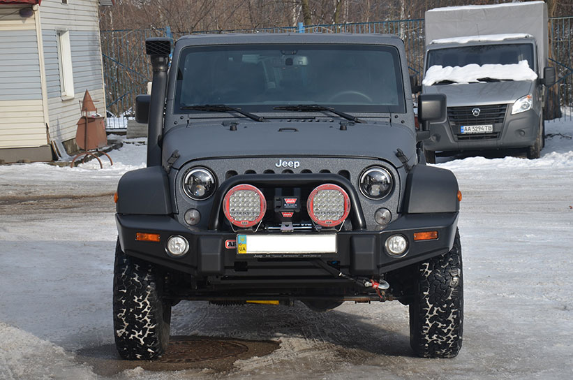 Тюнинг и защита кузова внедорожника Jeep Wrangler полимерным покрытием Line-X