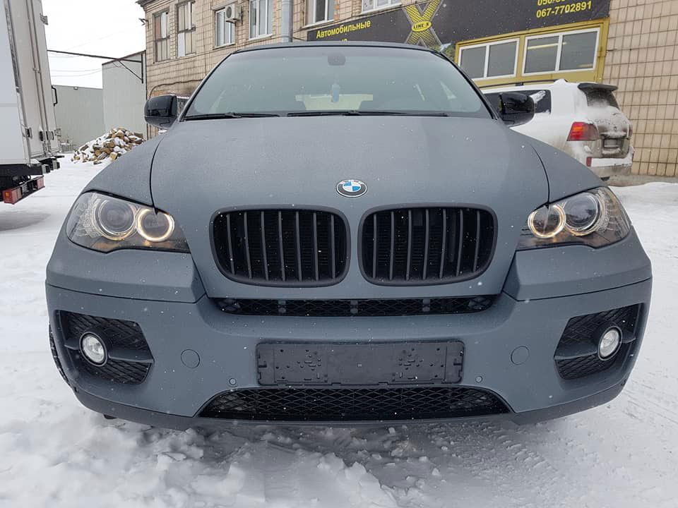 Защита кузова кроссовера BMW X6 полимерным покрытием Line-X, от сколов, царапин и коррозии
