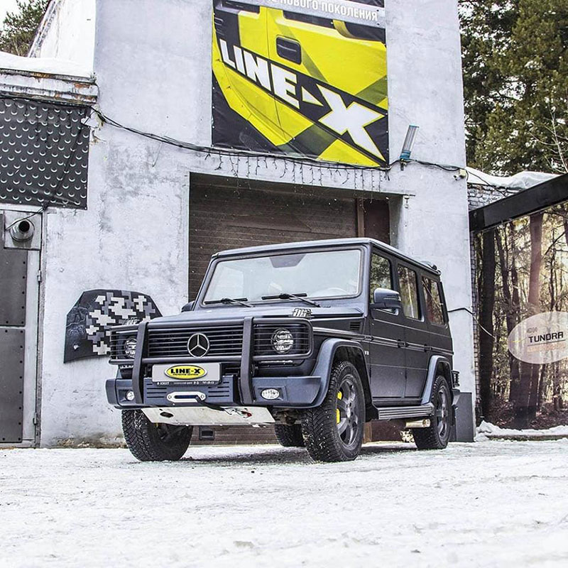 Защита кузова внедорожника Mercedes-Benz Gelandewagen полимерным покрытием Line-X от ударов, царапин и ржавчины