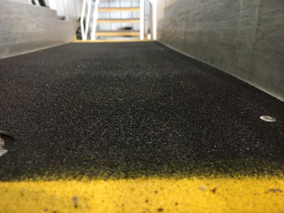 Защита рамп аэропорта полимерным покрытием Line-X для предотвращения износа и скольжения