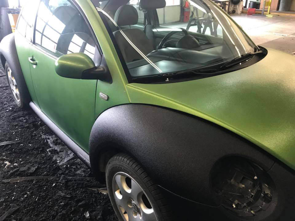 Защита кузова Volkswagen Beetle полимерным покрытием Line-X от сколов, царапин и коррозии.