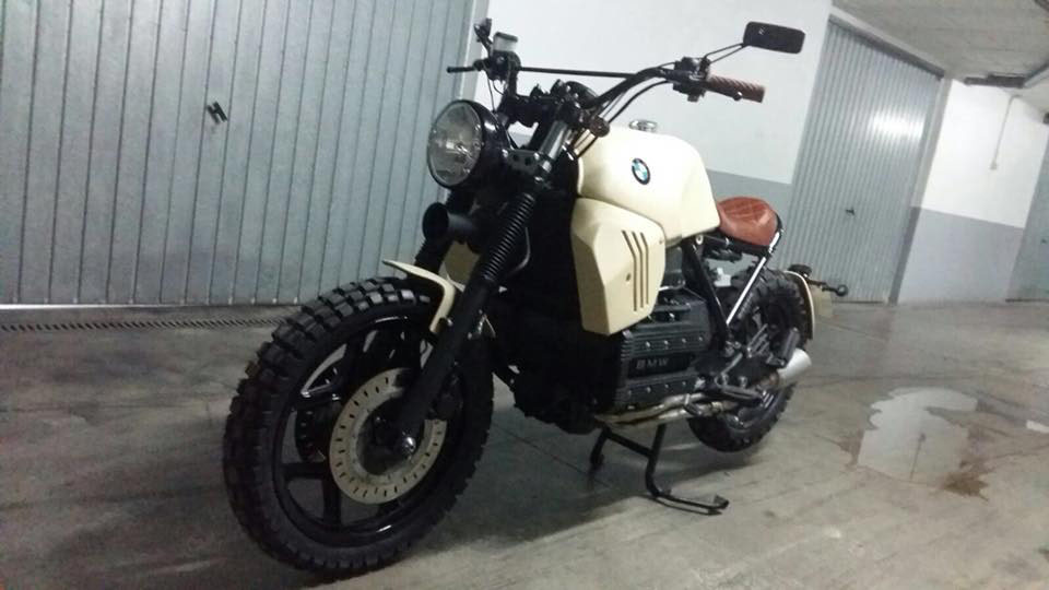 Защита мотоцикла BMW полимерным покрытием Line-X от ударов, царапин и коррозии.