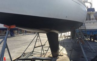 Защита днищ яхт, катеров, лодок и кораблей полимерным покрытием Line-X от механических повреждений и обрастания