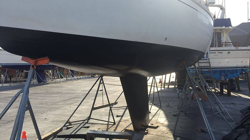 Защита днищ яхт, катеров, лодок и кораблей полимерным покрытием Line-X от механических повреждений и обрастания