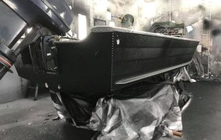 Защита днища лодки полимерным покрытием Line-X от ударов и царапин