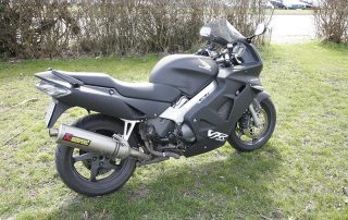 Защита корпуса шоссейного мотоцикла Honda полимерным покрытием Line-X от механических повреждений