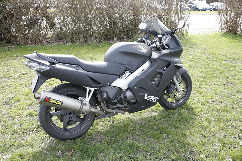 Защита корпуса шоссейного мотоцикла Honda полимерным покрытием Line-X от механических повреждений