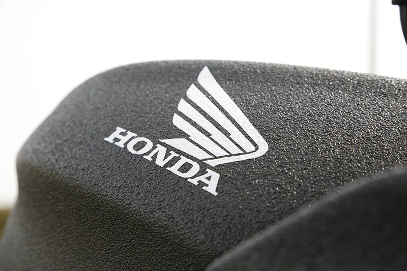 Защита корпуса шоссейного мотоцикла Honda полимерным покрытием Line-X от механических повреждений