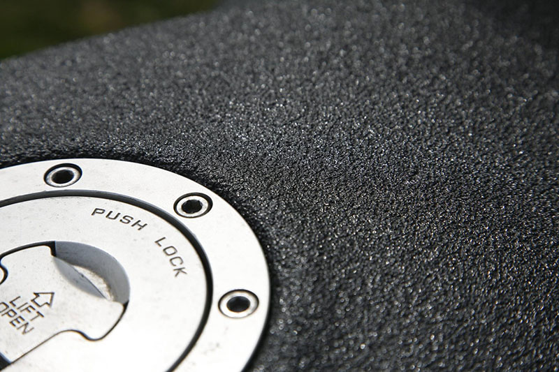 Защита корпуса шоссейного мотоцикла Honda полимерным покрытием Line-X от механических повреждений