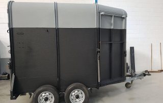 Защита прицепов для перевозки лошадей полимерным покрытием Line-X от механических повреждений и коррозии.