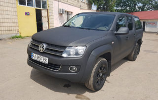 Защита кузова внедорожного пикапа Amarok Black полимерной броней Line-X от механических повреждений и коррозии