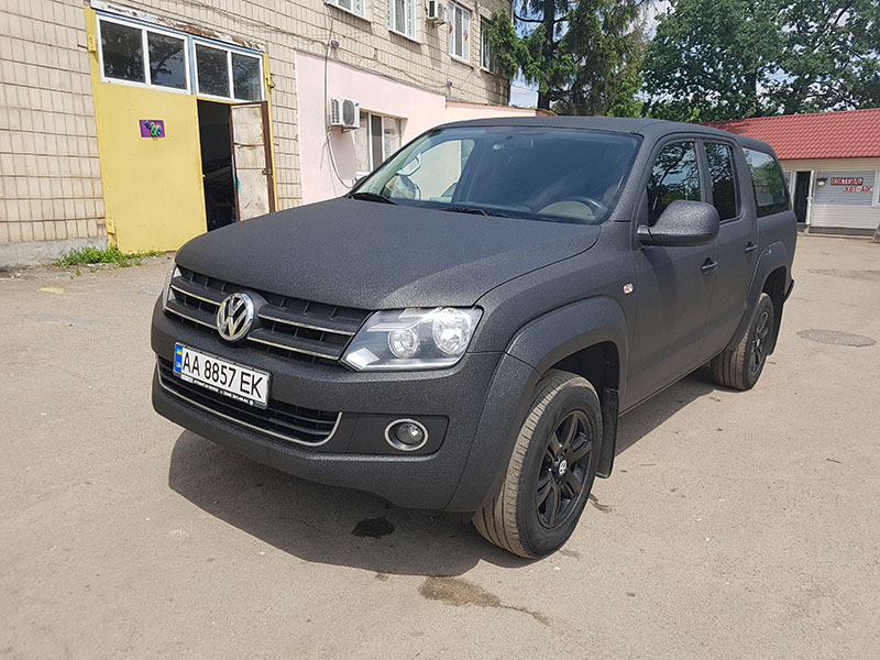 Защита кузова внедорожного пикапа Amarok Black полимерной броней Line-X от механических повреждений и коррозии