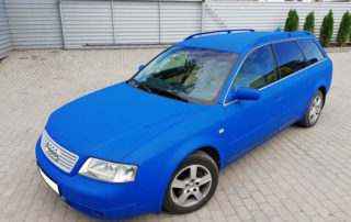 Защита кузова автомобиля полимерным покрытием Line-X ярко голубого цвета, от ударов, царапин и коррозии