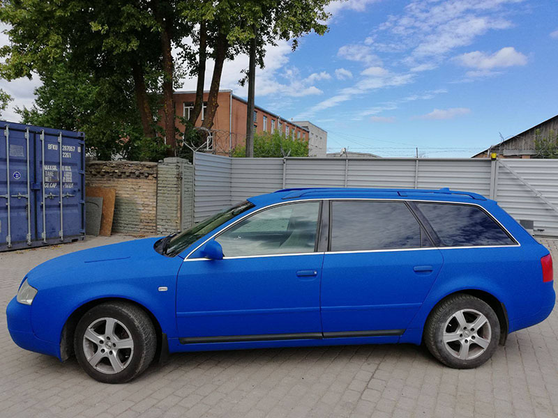 Защита кузова автомобиля полимерным покрытием Line-X ярко голубого цвета, от ударов, царапин и коррозии