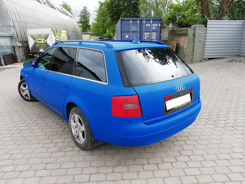 Защита кузова автомобиля полимерным покрытием Line-X ярко голубого цвета, от ударов, царапин и коррозии